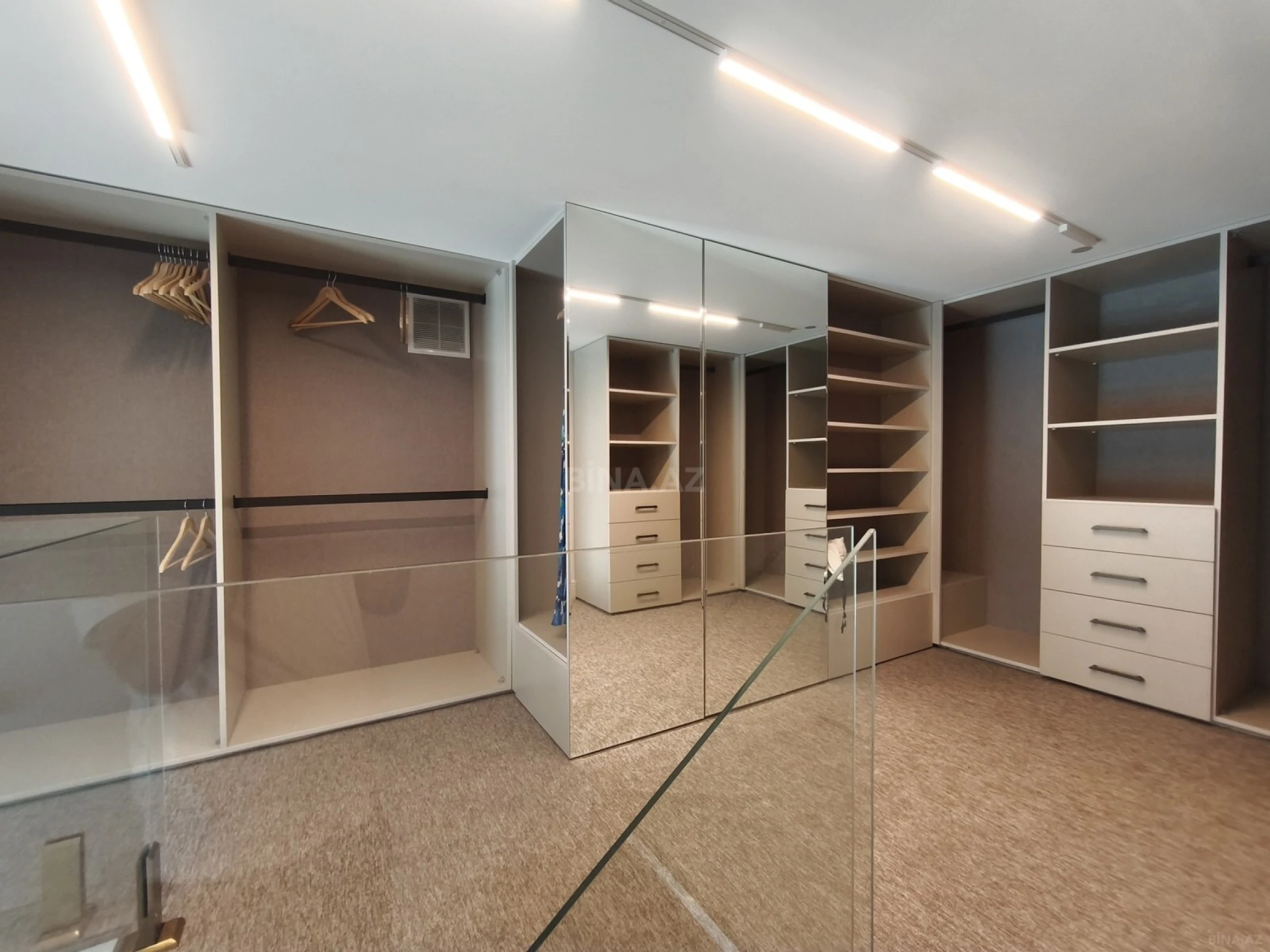 Satılır 4 otaqlı mənzil 150 m²