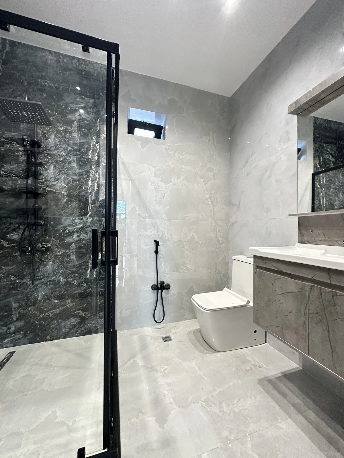 Satılır 5 otaqlı həyət evi 200 m²