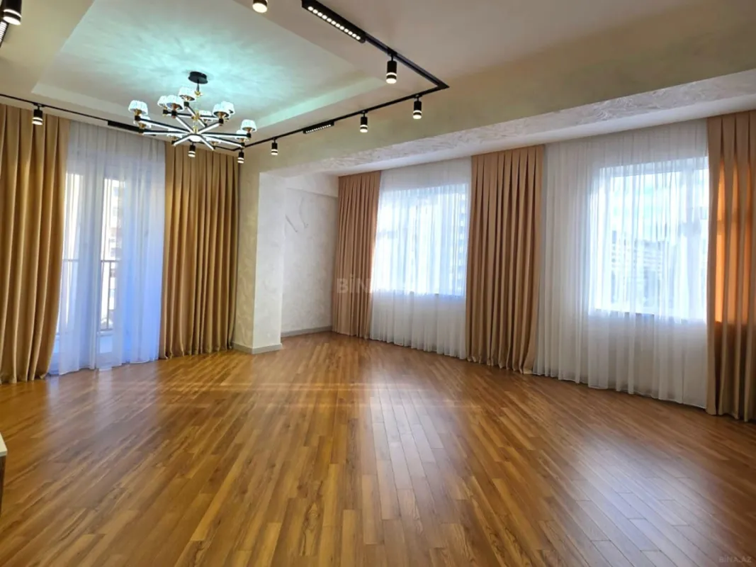 Satılır 3 otaqlı mənzil 128 m²