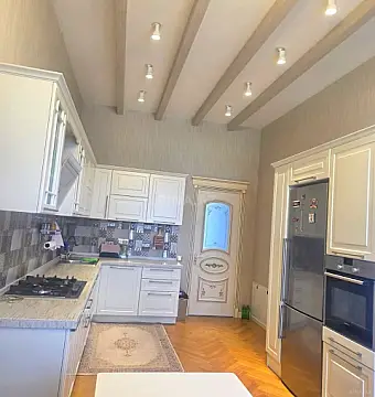 Satılır 11 otaqlı həyət evi 480 m²