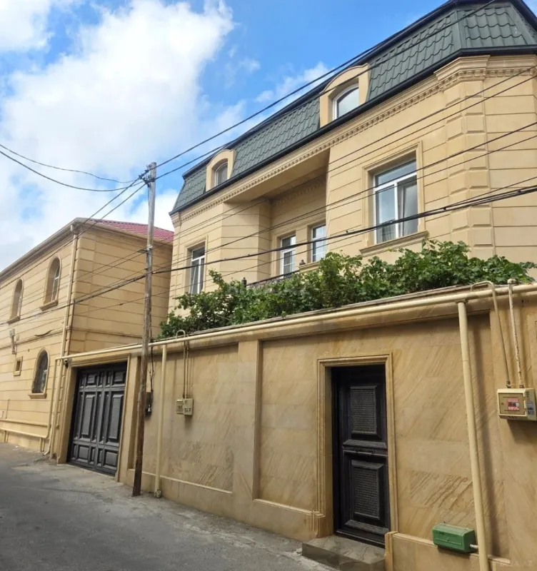 Satılır 11 otaqlı həyət evi 480 m²