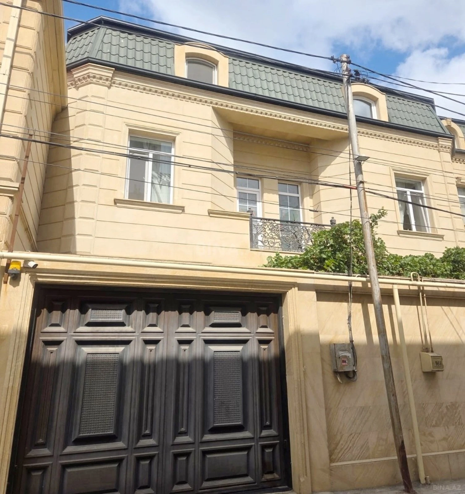 Satılır 11 otaqlı həyət evi 480 m²