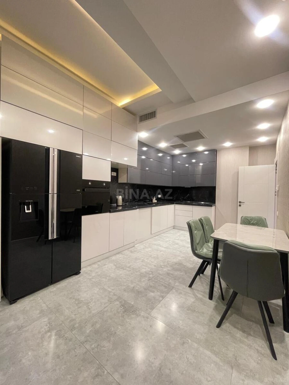 Satılır 3 otaqlı mənzil 126 m²