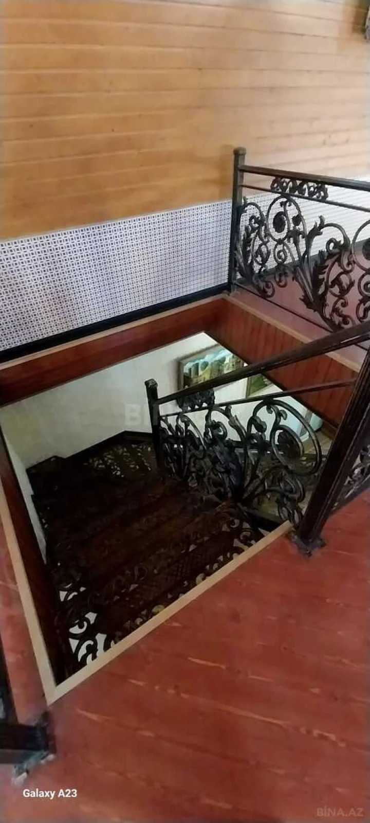 Satılır 8 otaqlı həyət evi 650 m²