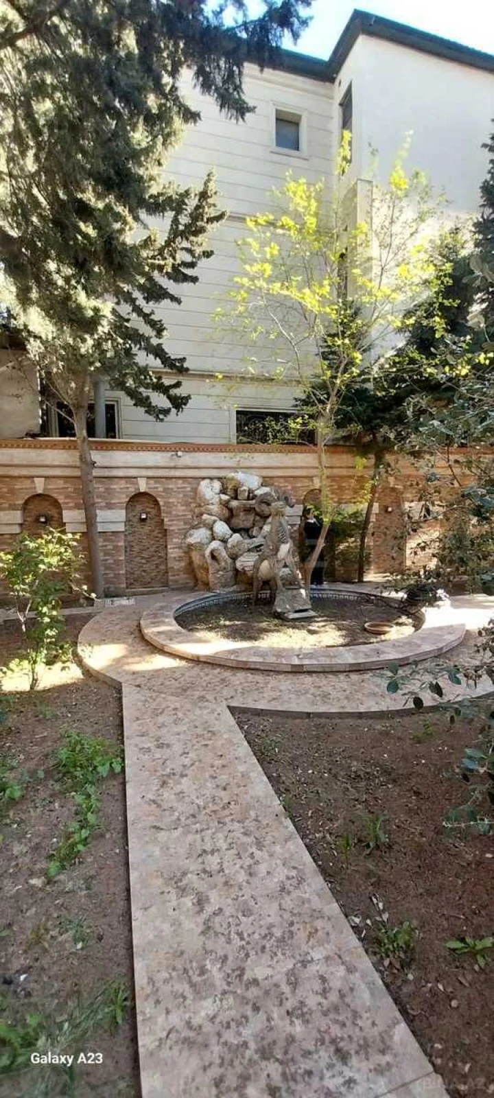 Satılır 8 otaqlı həyət evi 650 m²