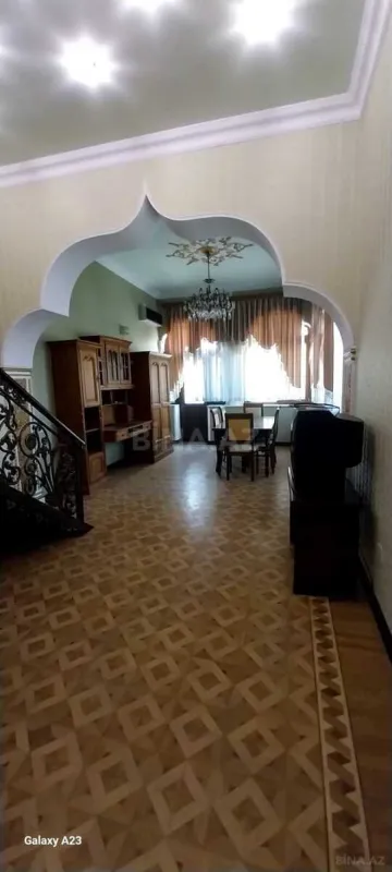 Satılır 8 otaqlı həyət evi 650 m²