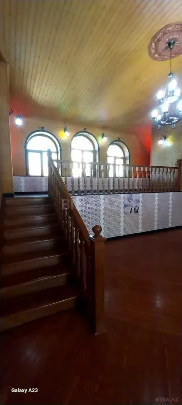 Satılır 8 otaqlı həyət evi 650 m²