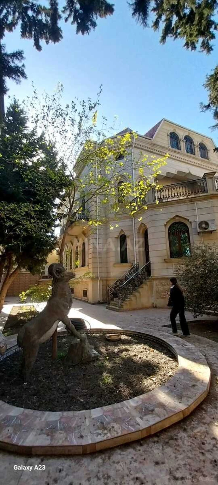 Satılır 8 otaqlı həyət evi 650 m²