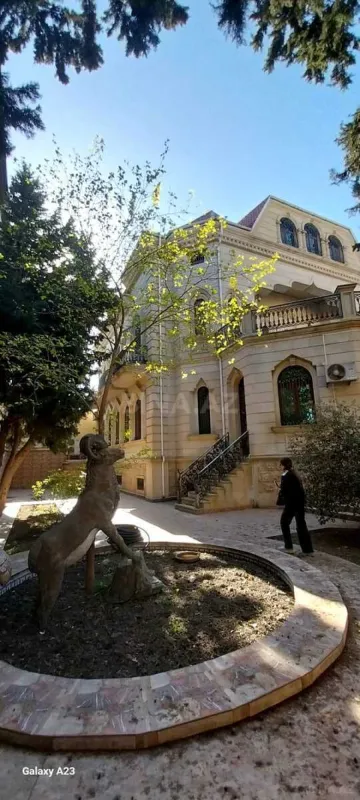 Satılır 8 otaqlı həyət evi 650 m²