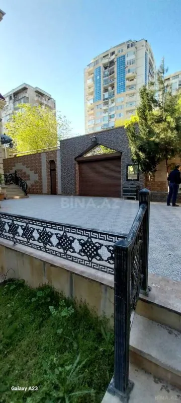 Satılır 8 otaqlı həyət evi 650 m²