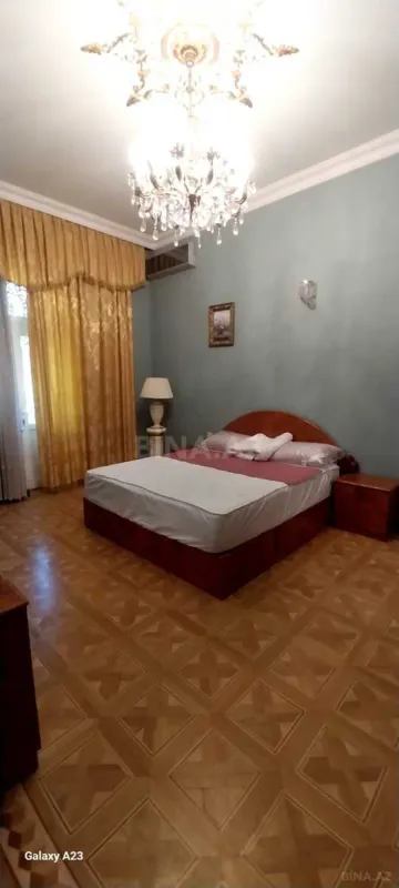 Satılır 8 otaqlı həyət evi 650 m²