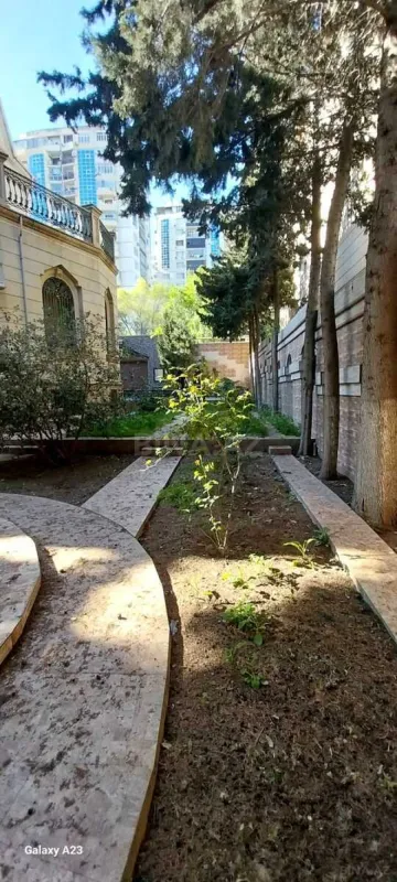 Satılır 8 otaqlı həyət evi 650 m²