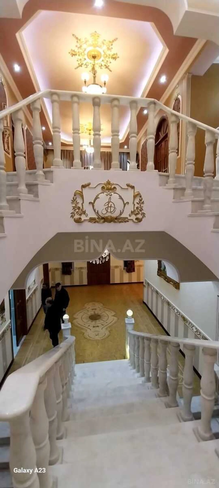 Satılır 8 otaqlı həyət evi 650 m²