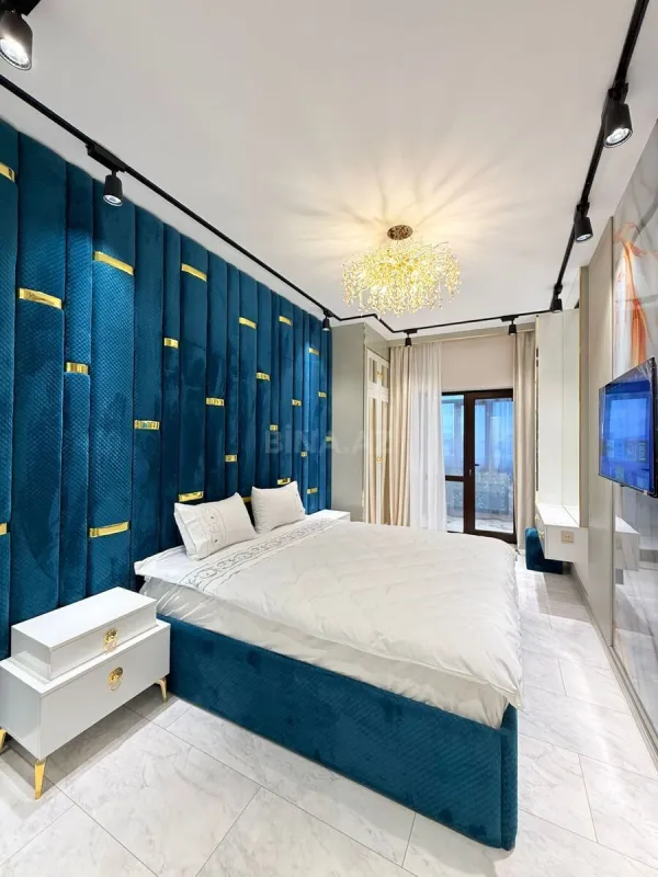 Satılır 5 otaqlı mənzil 184 m²