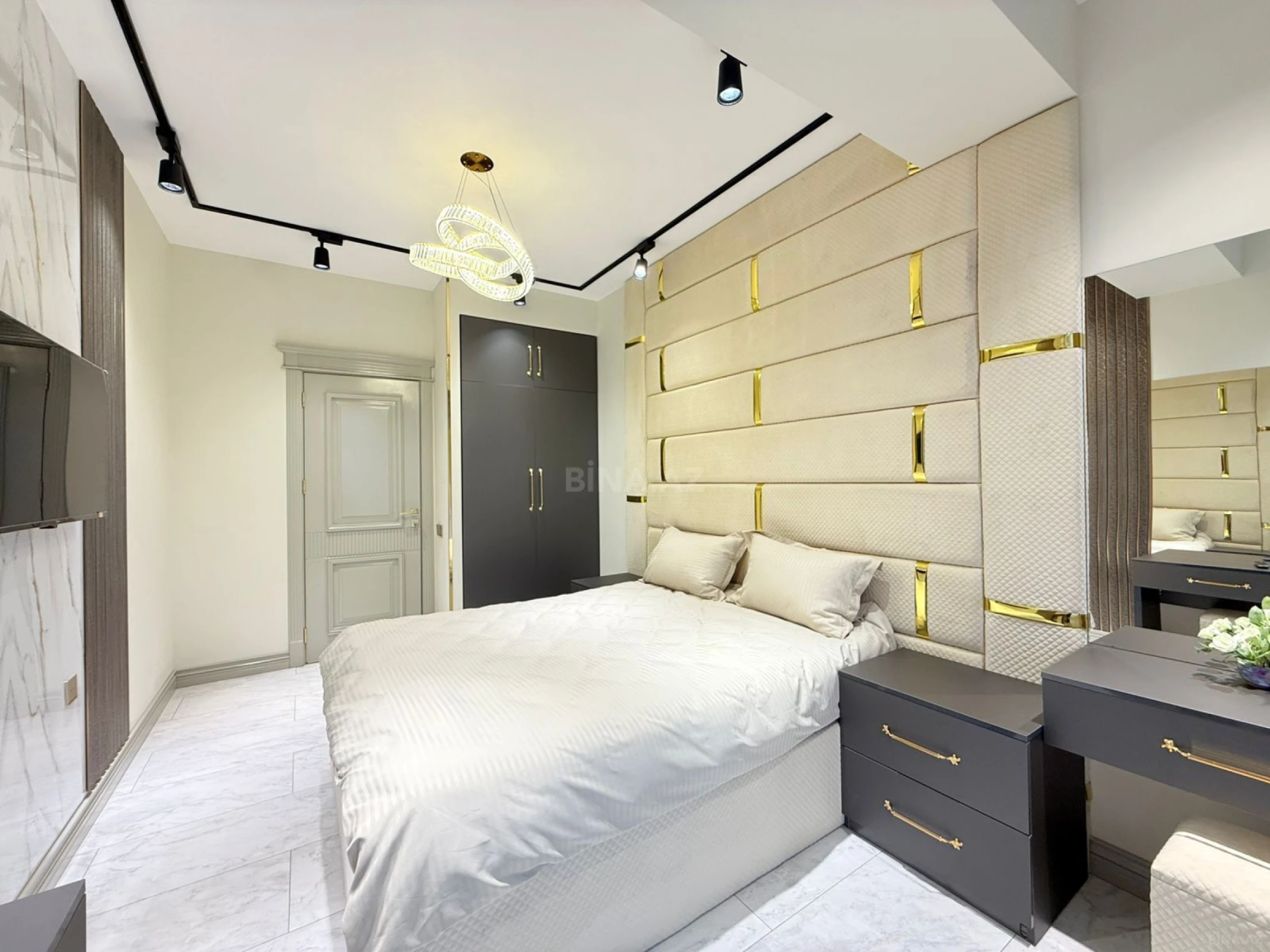 Satılır 5 otaqlı mənzil 184 m²