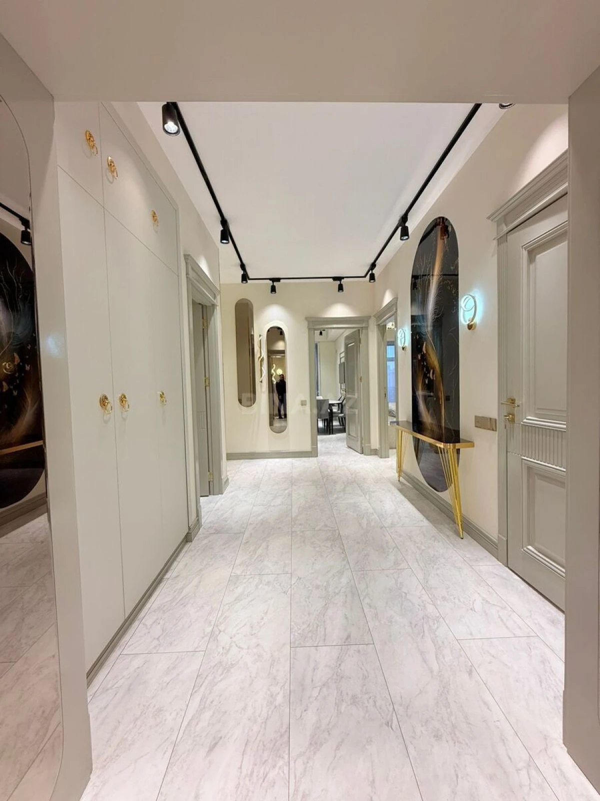 Satılır 5 otaqlı mənzil 184 m²