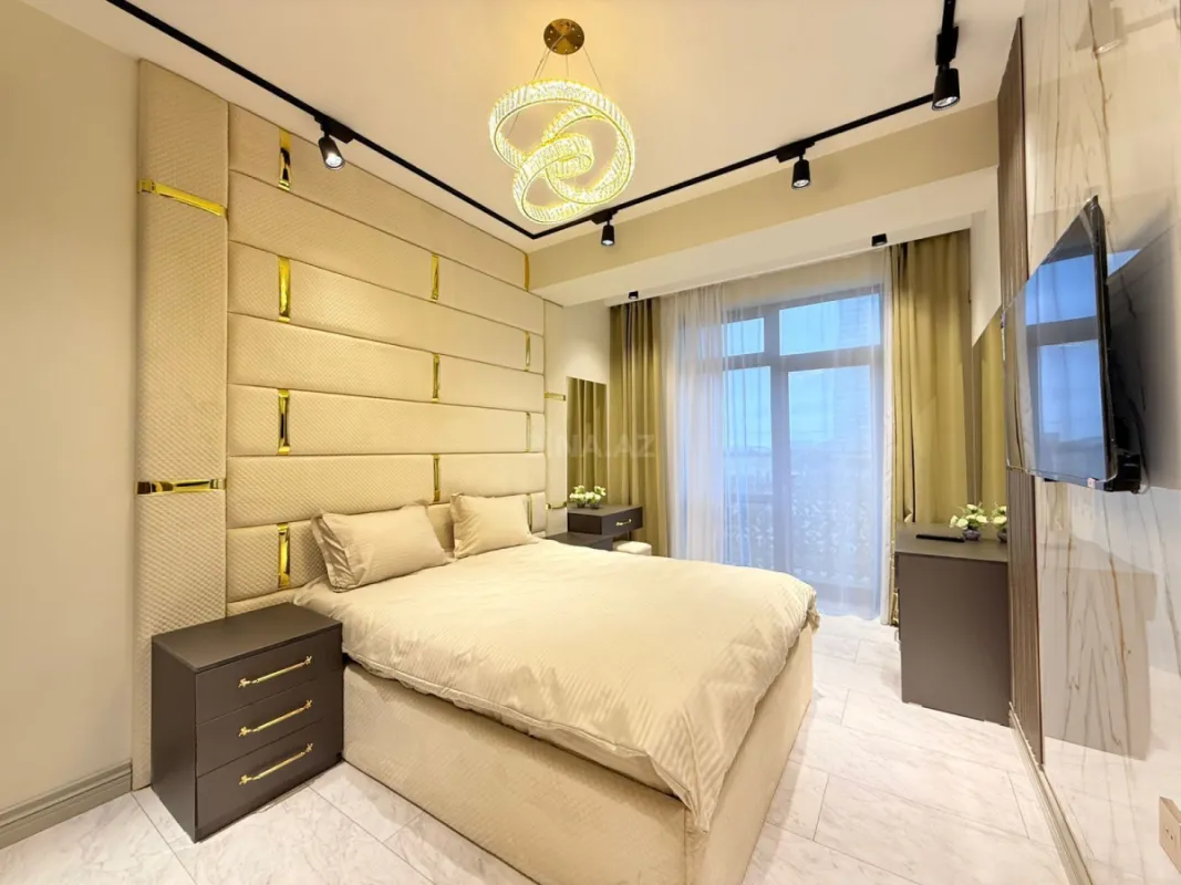 Satılır 5 otaqlı mənzil 184 m²