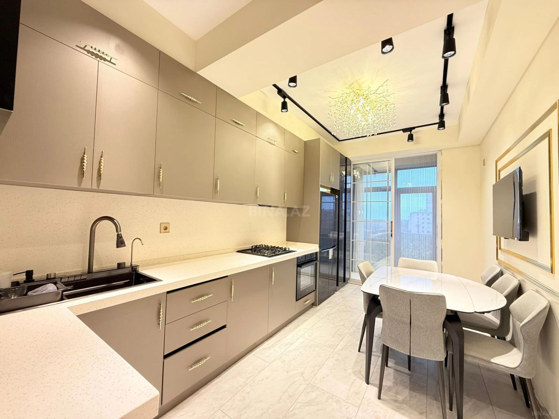 Satılır 5 otaqlı mənzil 184 m²