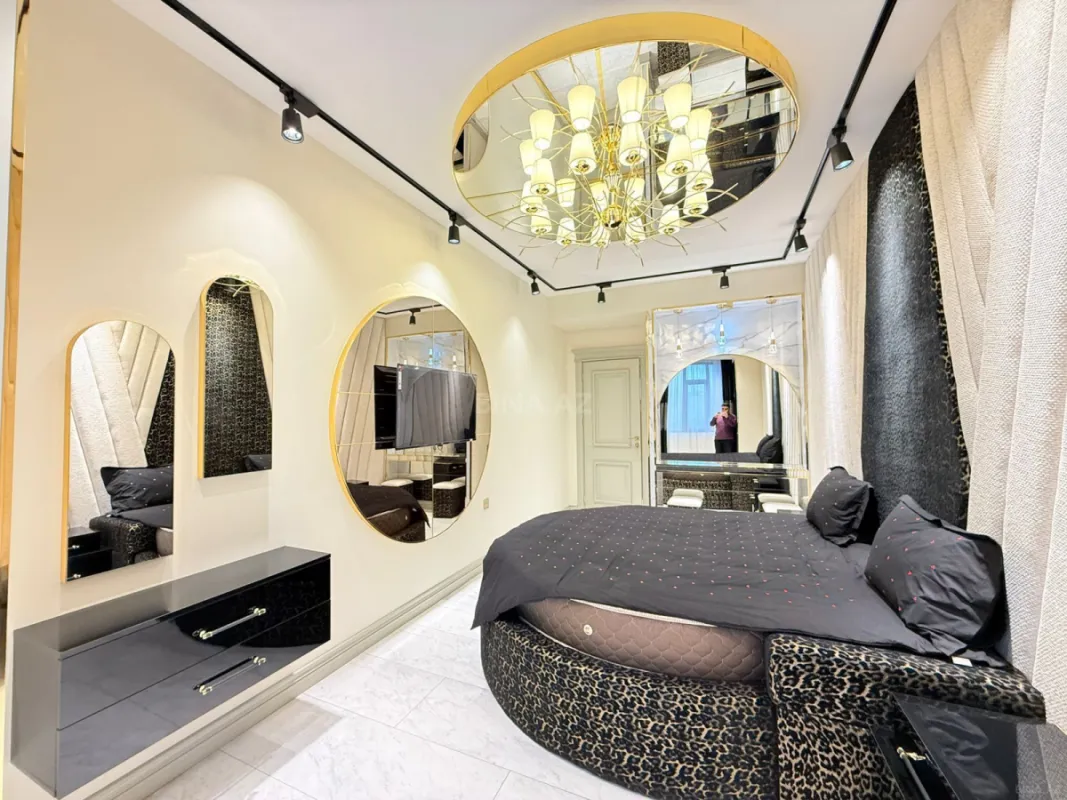 Satılır 5 otaqlı mənzil 184 m²