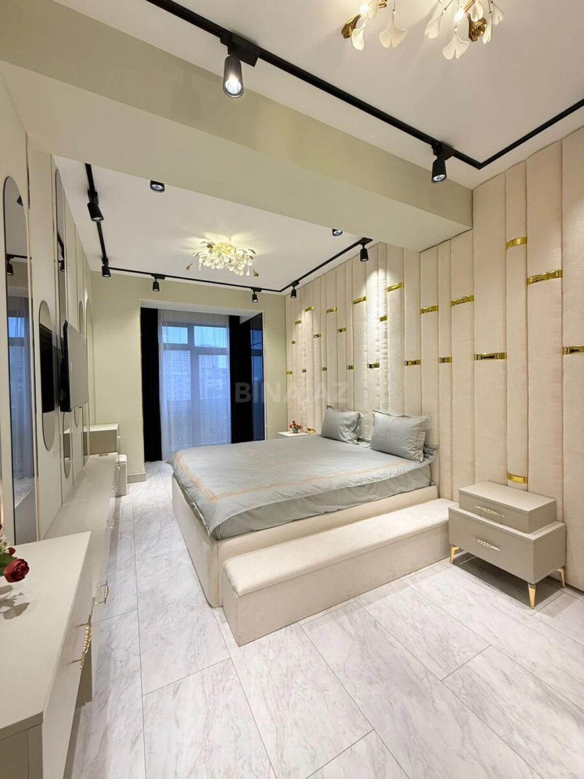 Satılır 5 otaqlı mənzil 184 m²