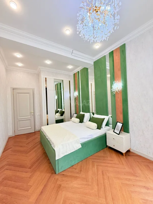 Satılır 4 otaqlı mənzil 165 m²