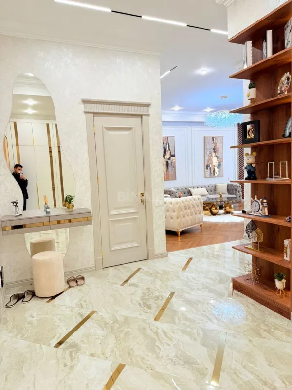 Satılır 4 otaqlı mənzil 165 m²