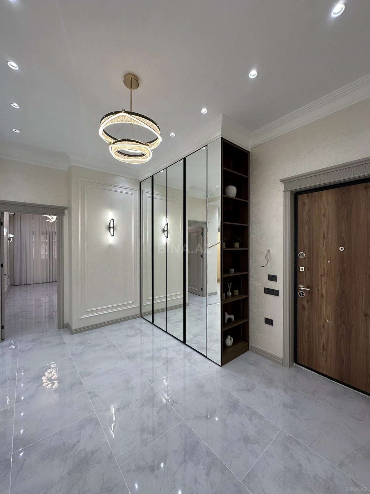 Satılır 3 otaqlı mənzil 121 m²