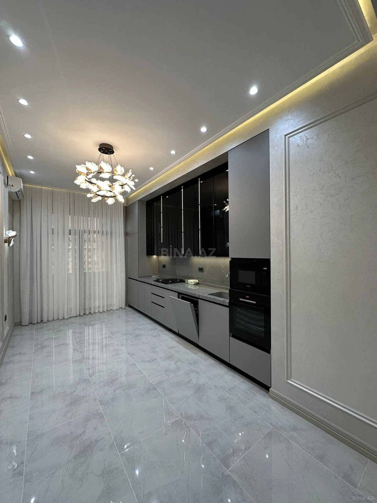 Satılır 3 otaqlı mənzil 121 m²