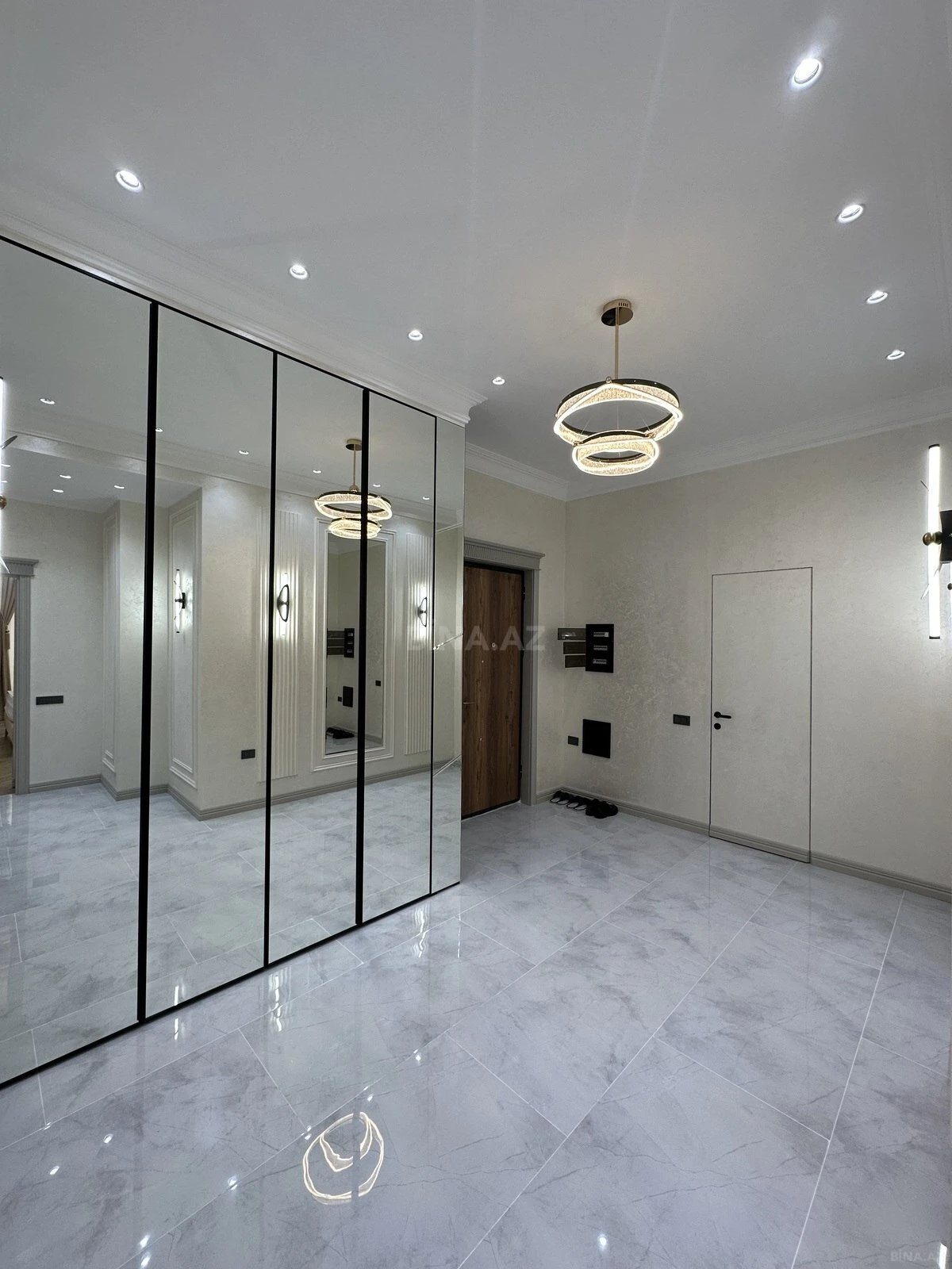 Satılır 3 otaqlı mənzil 121 m²