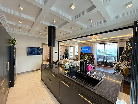 Satılır 5 otaqlı mənzil 231 m²