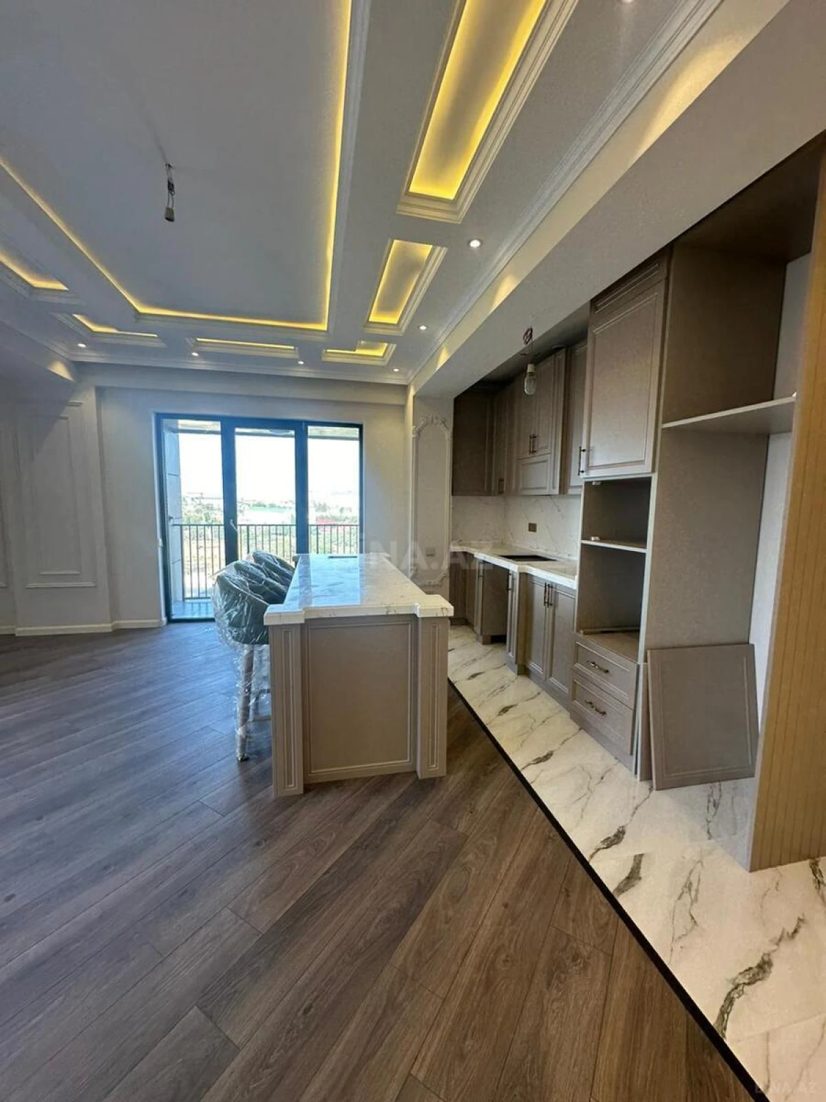 Satılır 4 otaqlı mənzil 127 m²