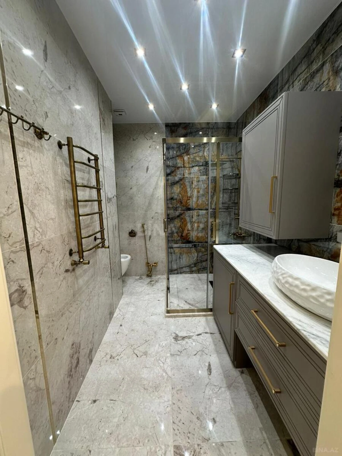 Satılır 4 otaqlı mənzil 127 m²