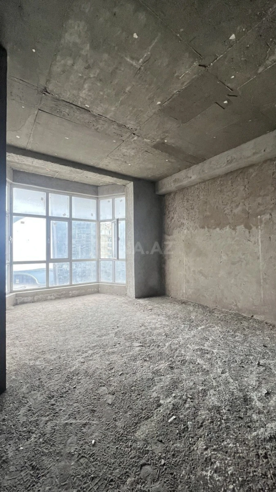 Satılır 4 otaqlı mənzil 241 m²