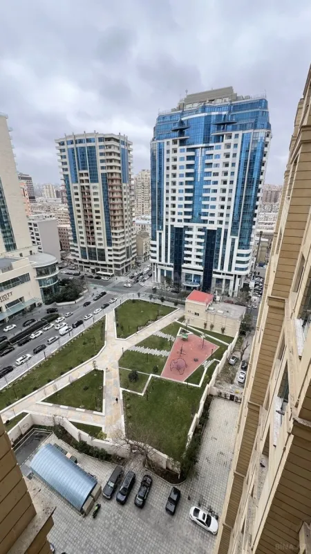 Satılır 4 otaqlı mənzil 241 m²