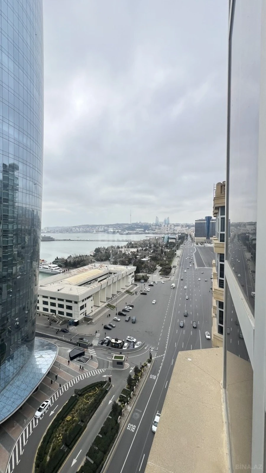 Satılır 4 otaqlı mənzil 241 m²