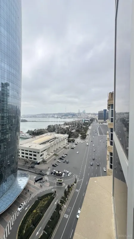 Satılır 4 otaqlı mənzil 241 m²