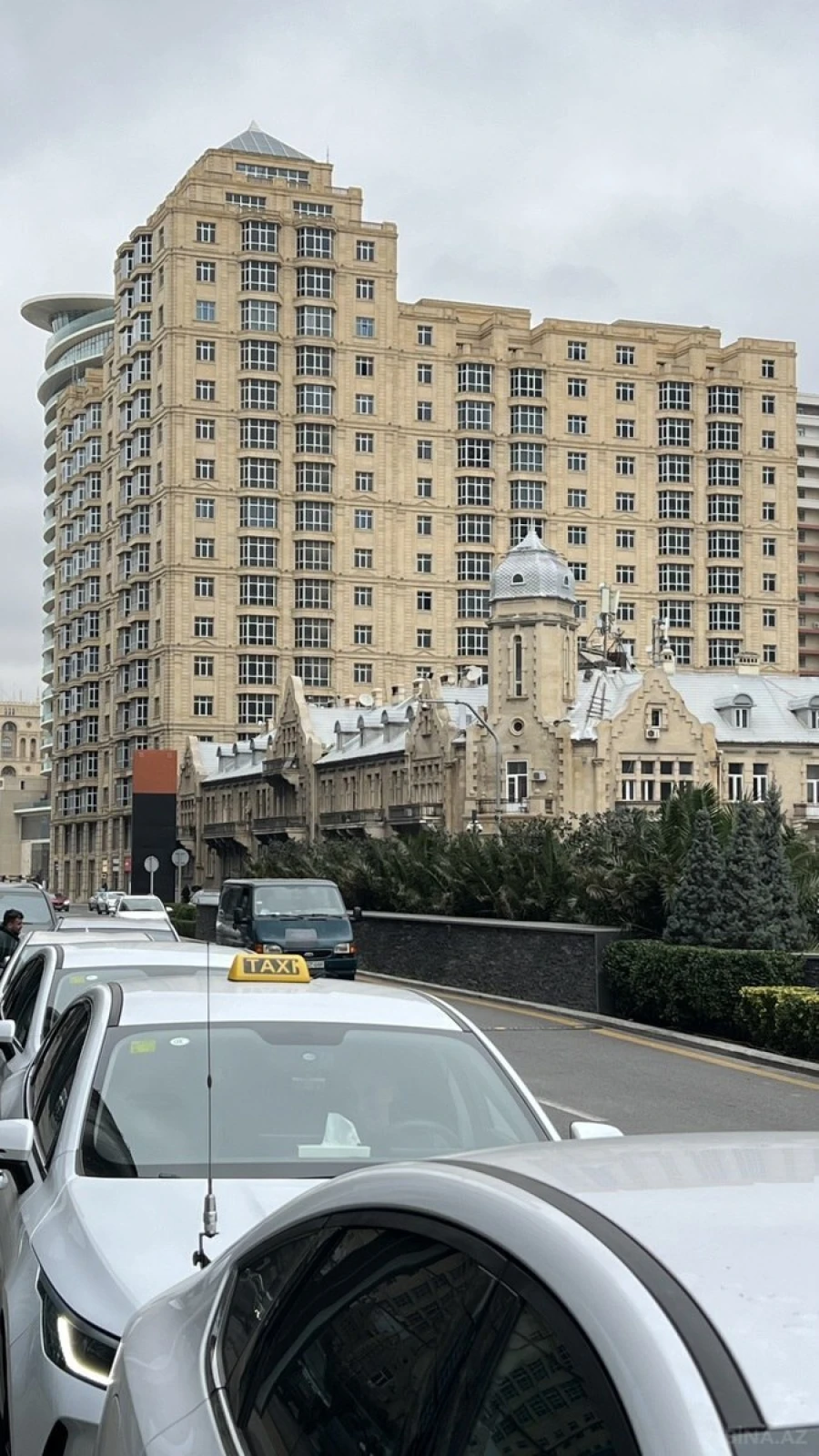 Satılır 4 otaqlı mənzil 241 m²