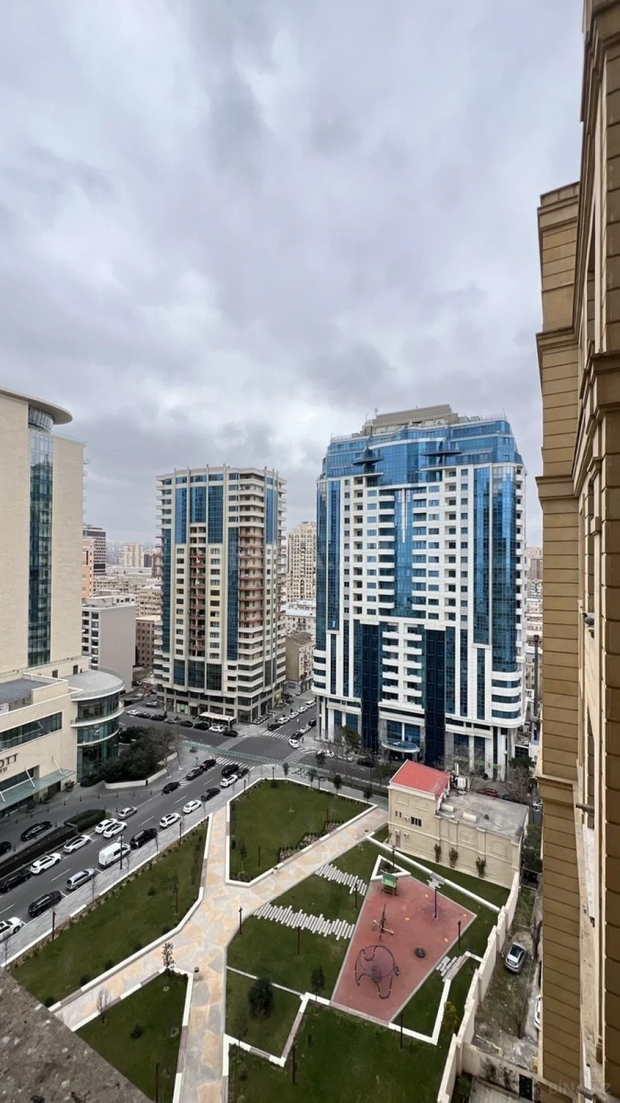 Satılır 4 otaqlı mənzil 241 m²