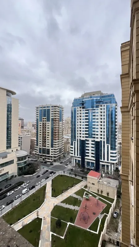 Satılır 4 otaqlı mənzil 241 m²