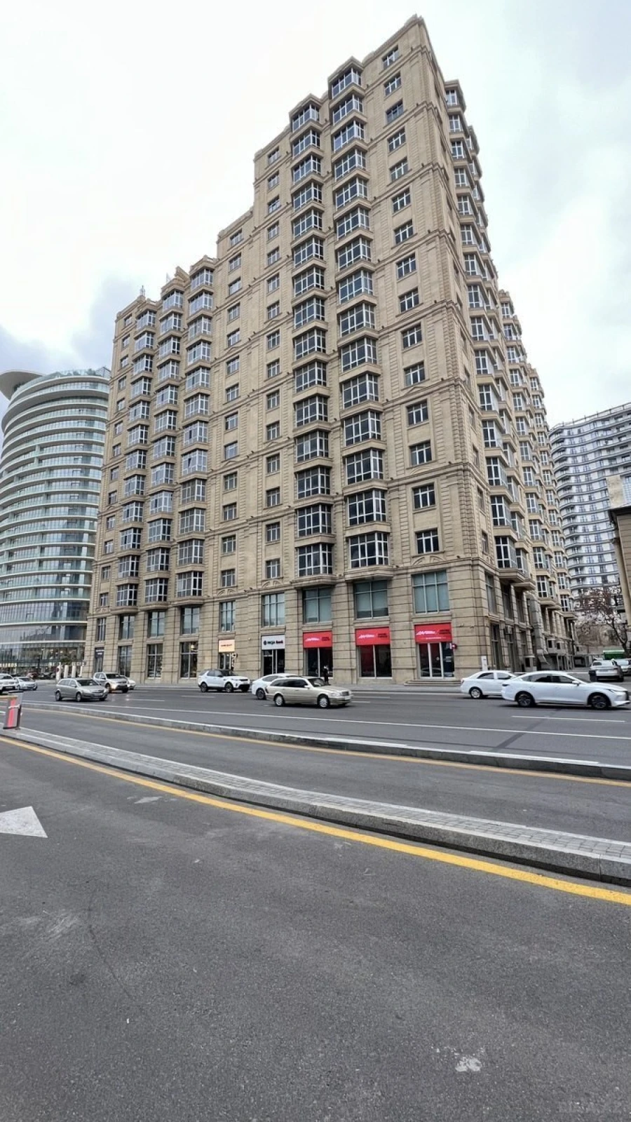 Satılır 4 otaqlı mənzil 241 m²