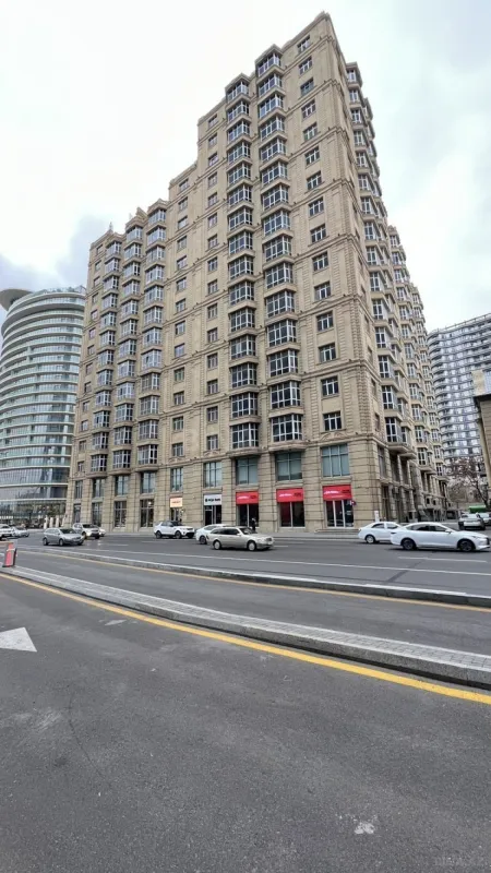 Satılır 4 otaqlı mənzil 241 m²