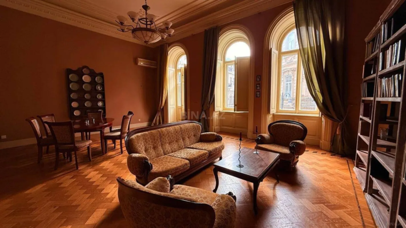 Satılır 6 otaqlı mənzil 250 m²