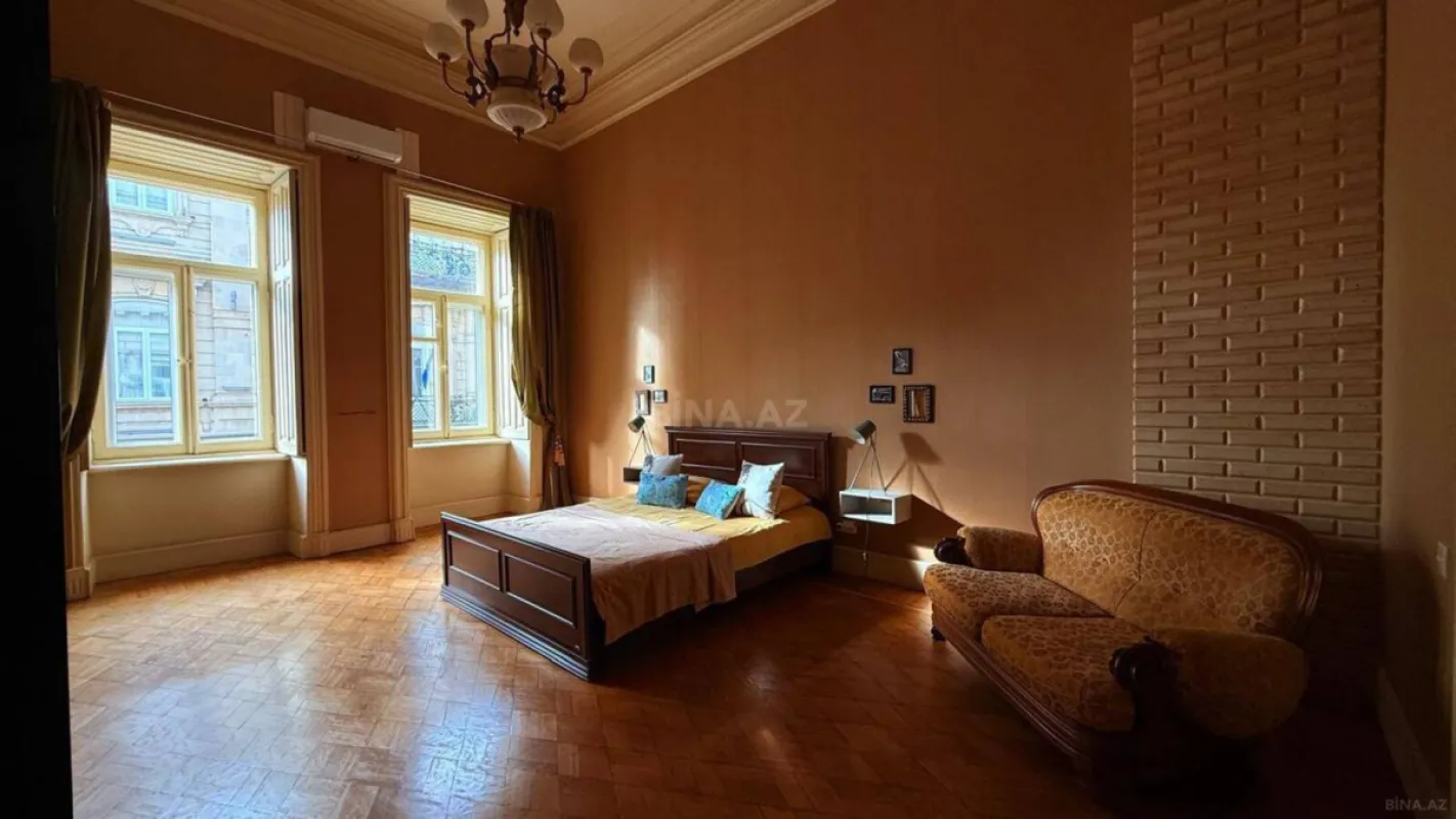 Satılır 6 otaqlı mənzil 250 m²