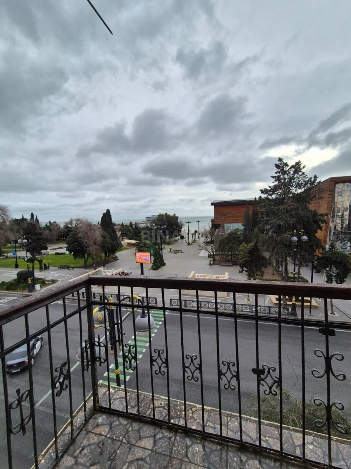 Satılır 5 otaqlı mənzil 240 m²