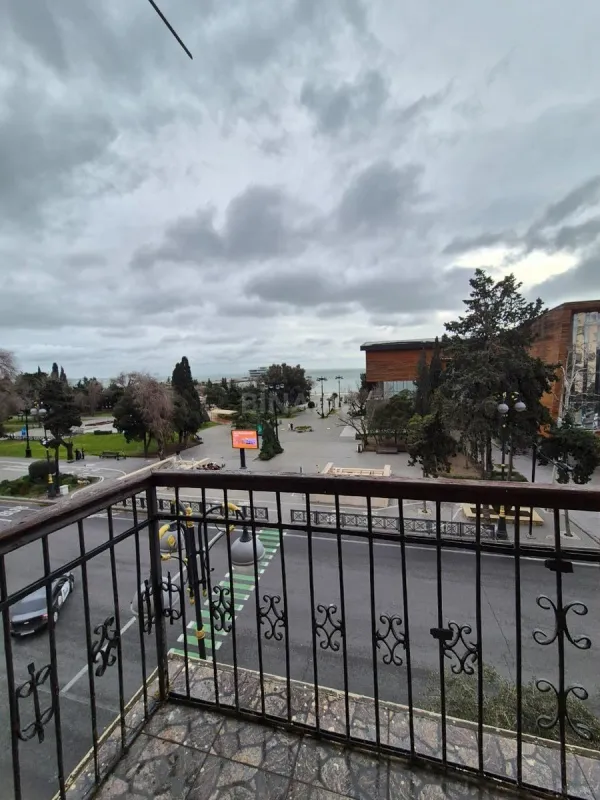 Satılır 5 otaqlı mənzil 240 m²