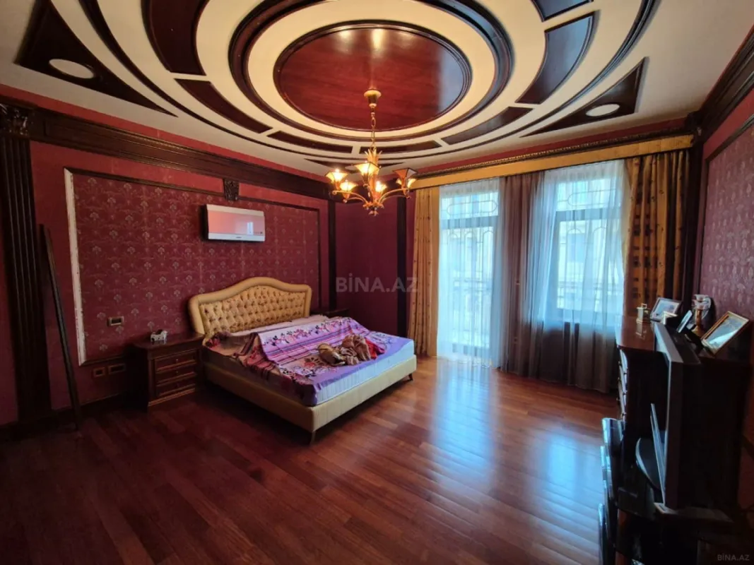 Satılır 5 otaqlı mənzil 240 m²