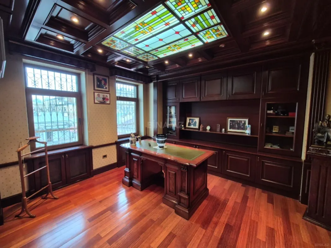 Satılır 5 otaqlı mənzil 240 m²