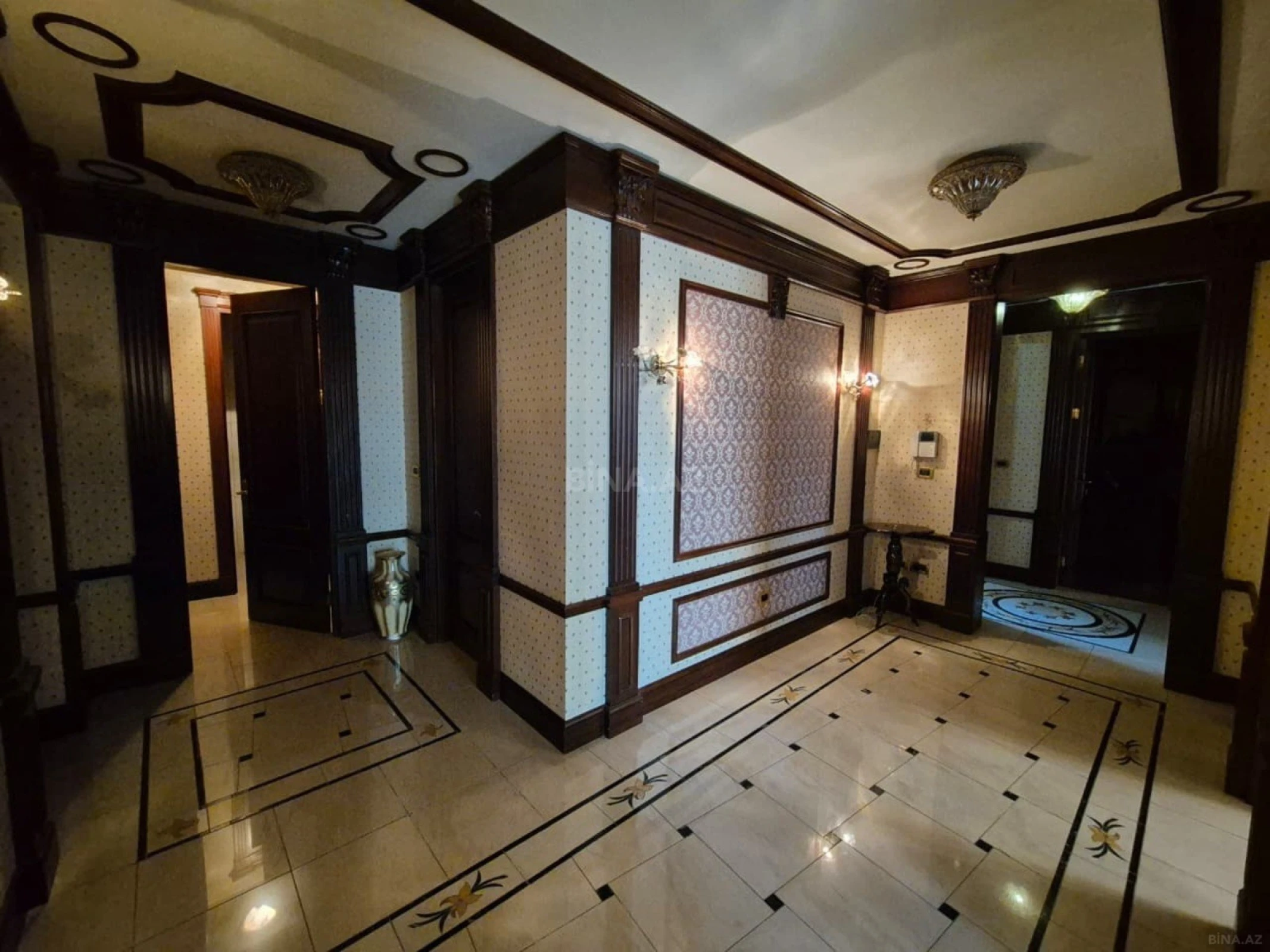 Satılır 5 otaqlı mənzil 240 m²