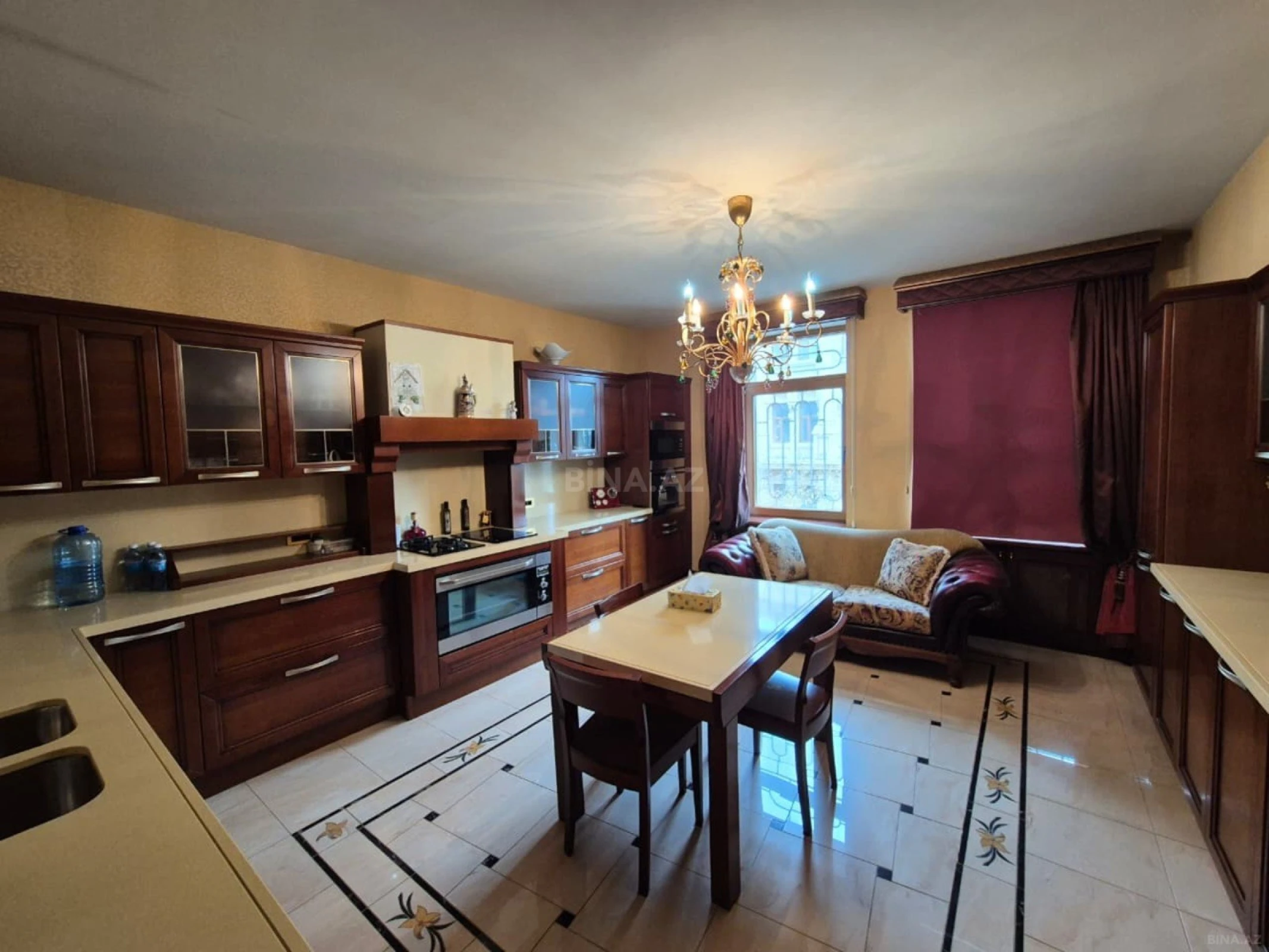 Satılır 5 otaqlı mənzil 240 m²