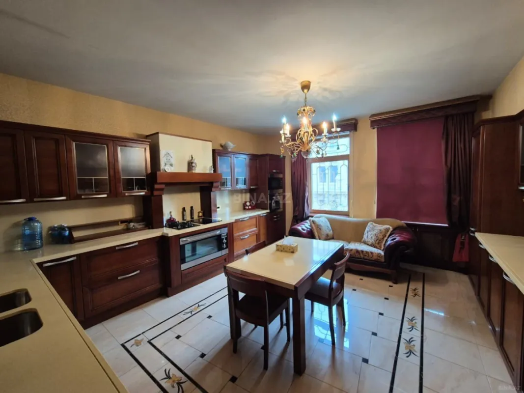 Satılır 5 otaqlı mənzil 240 m²